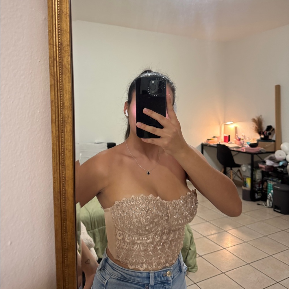 Elegant Lace Strapless Top